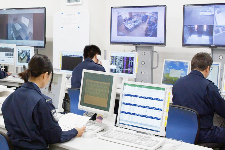 オフィスビル・銀行・百貨店・複合施設や重要施設等に常駐し、施設内の巡回パトロールや点検、出入者の管理等、人が主として行う警備サービスを提供している施設警備員