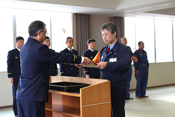 霧島市消防局長より川添警備士長へ感謝状の贈呈