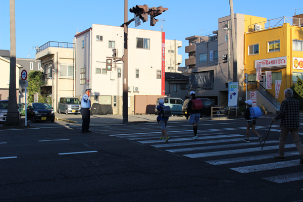 「警備の日」に交通安全運動を実施しました