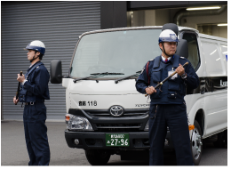 現金や有価証券といったお客様の貴重な財産を、各種装備を搭載した現金輸送車等で、決められた場所・日時に安全確実に輸送する警備輸送員