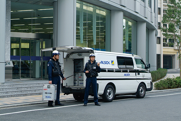 機械警備業務の最前線で365日、24時間のサービスを提供してしている機械警備員